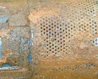 Verockertes Filterrohr mit Rostbelag um die Schlitze